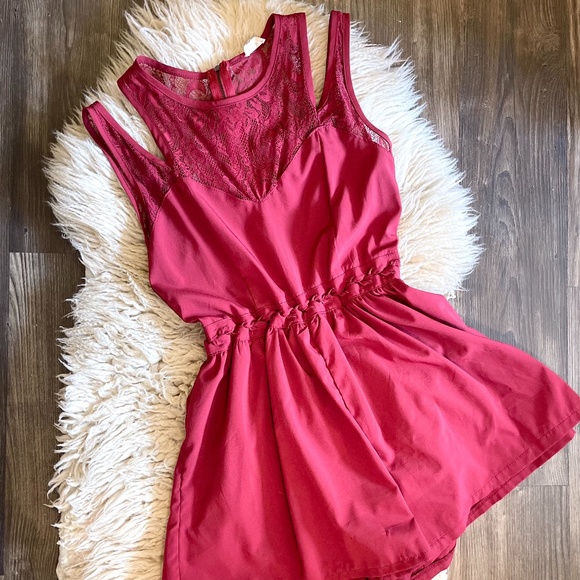 Tobi Cold Shoulder Cut Red Romper (Size S) - Picture 5 of 9
